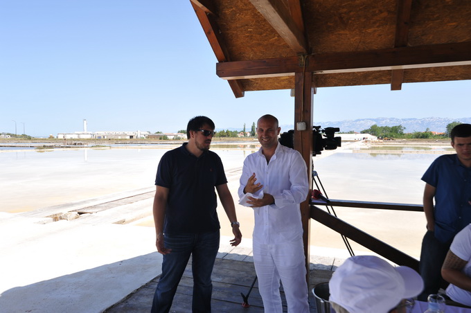 Danas je u Ninu održana berba Cvijeta soli u kojoj su sudjelovali Mate Janković, poznati hrvatski chef, Damir Oštrić, direktor Solane Nin i Marija Dejanović, direktorica Turističke zajednice grada Nina