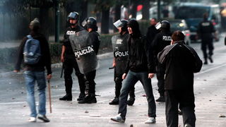 Sarajevo, 061011. 
Navijacki neredi oko i na stadionu Grbavica sat vremena prije prijateljske utakmice izmedju Zeljeznicara i Hajduka. 
Navijaci Hajduka (navodno iz BIH) usli su na juznu tribinu unistavajuci koreografiju domacih navijaca. 
Nakon masovne t