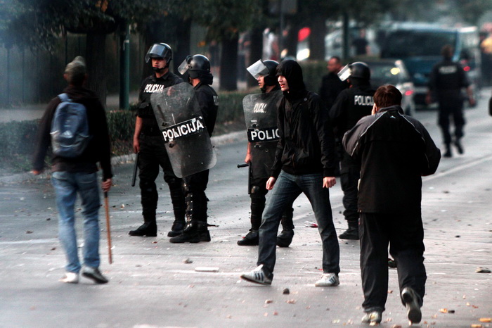 Sarajevo, 061011. 
Navijacki neredi oko i na stadionu Grbavica sat vremena prije prijateljske utakmice izmedju Zeljeznicara i Hajduka. 
Navijaci Hajduka (navodno iz BIH) usli su na juznu tribinu unistavajuci koreografiju domacih navijaca. 
Nakon masovne t