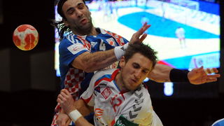 Bec, 300110.
Austrija je domacin EURO 2010 u rukometu od 19-31 01.10. U Becu se igraju utakmice poufinala i finala. Polufinale su izborile reprezentacije Islanda, Francuske, Poljske i Hrvatske.
Polufinale, susret ekipa Hrvatska – Poljske.
Na slici: Ivano Bec, 300110.
Austrija je domacin EURO 2010 u rukometu od 19-31 01.10. U Becu se igraju utakmice poufinala i finala. Polufinale su izborile reprezentacije Islanda, Francuske, Poljske i Hrvatske.
Polufinale, susret ekipa Hrvatska – Poljske.
Na slici: Ivano