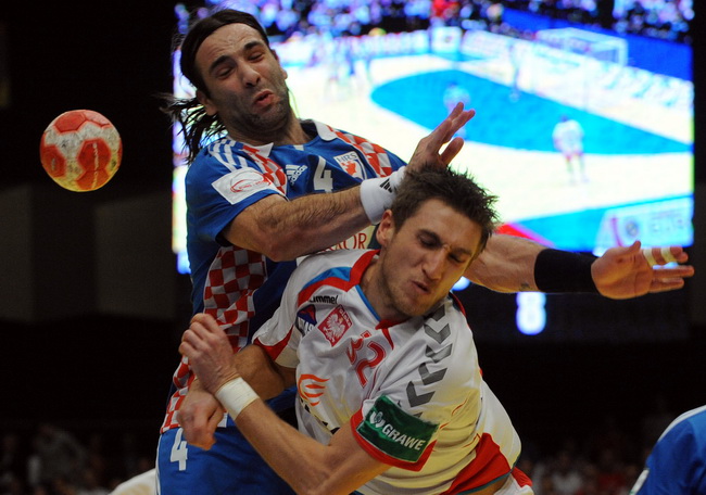 Bec, 300110.
Austrija je domacin EURO 2010 u rukometu od 19-31 01.10. U Becu se igraju utakmice poufinala i finala. Polufinale su izborile reprezentacije Islanda, Francuske, Poljske i Hrvatske.
Polufinale, susret ekipa Hrvatska – Poljske.
Na slici: Ivano Bec, 300110.
Austrija je domacin EURO 2010 u rukometu od 19-31 01.10. U Becu se igraju utakmice poufinala i finala. Polufinale su izborile reprezentacije Islanda, Francuske, Poljske i Hrvatske.
Polufinale, susret ekipa Hrvatska – Poljske.
Na slici: Ivano