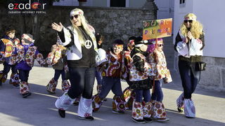 Paški zimski karneval 2018: Karnevalska povorka prošla ulicama grada do Pijace