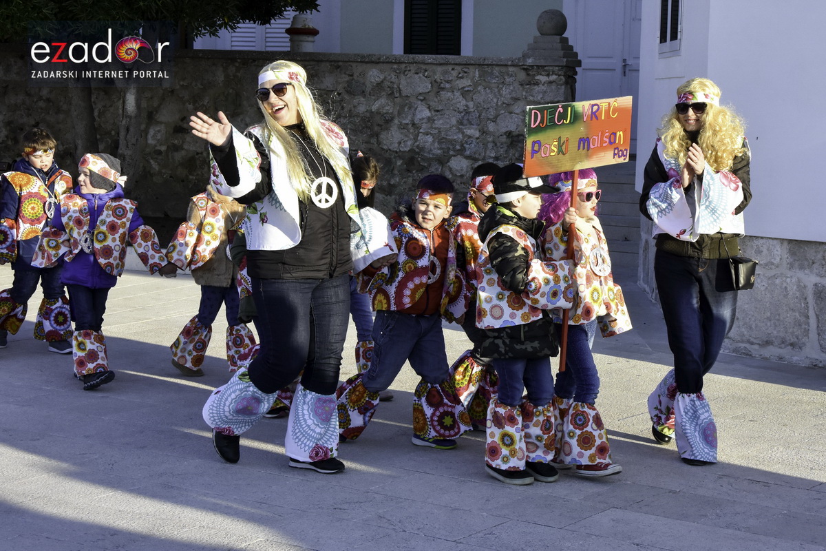 Paški zimski karneval 2018: Karnevalska povorka prošla ulicama grada do Pijace