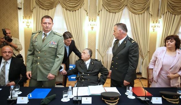 Banski dvori. Premijer Zoran Milanovic s predstavnicima prosvjednika iz Savske 66. Uz premijera na sastanku su sudjelovali ministar branitelja Predrag Matic i ministar obrane Ante Kotromanovic. Photo: Sanjin Strukic/PIXSELL