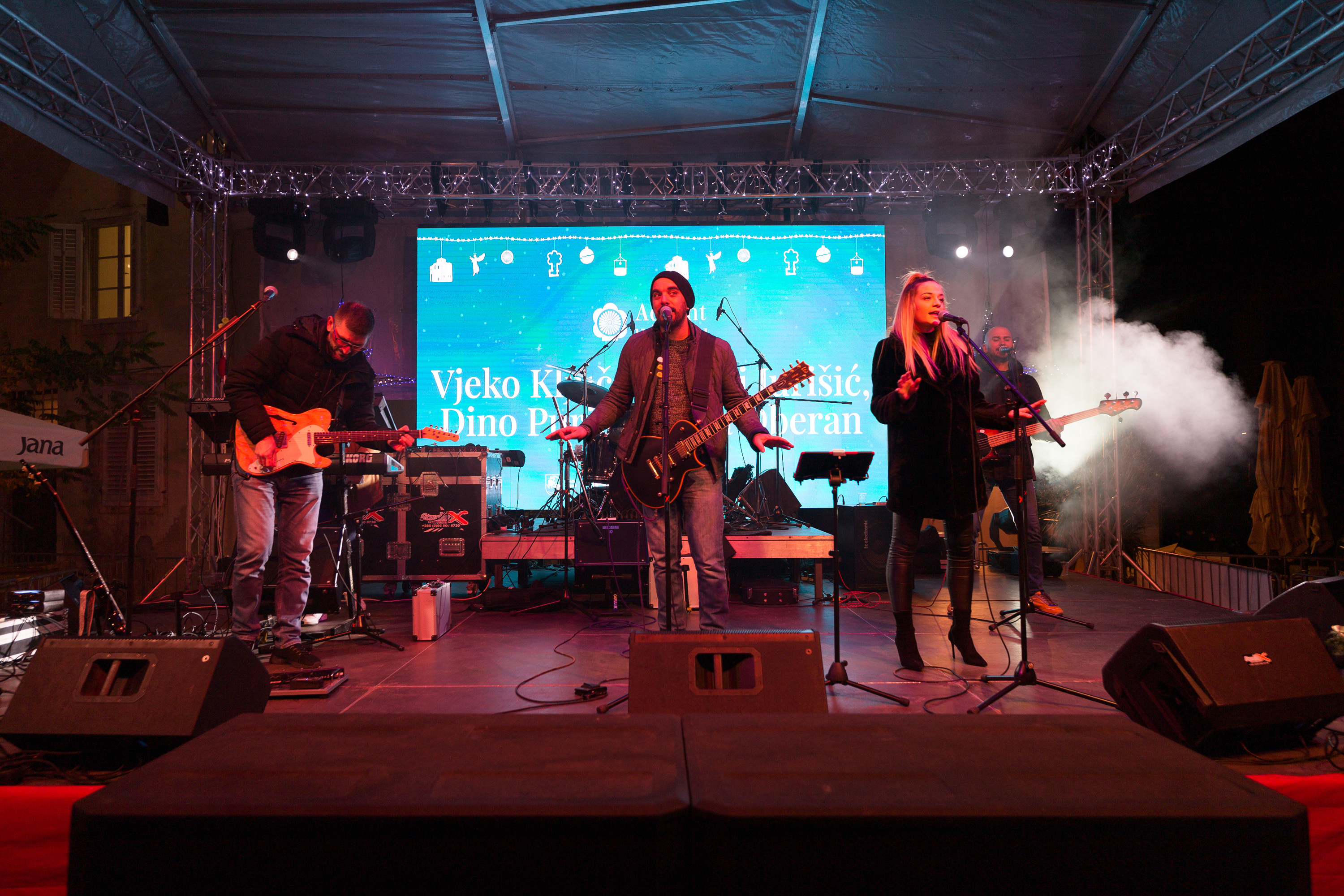 Sveti Nikola i bend Zaratino razveselili i zabavili posjetitelje Sveti Nikola i bend Zaratino razveselili i zabavili posjetitelje