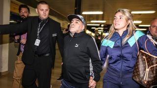 Diego Maradona s djevojkom stigao Zagreb na finale Davis Cupa Diego Maradona s djevojkom stigao Zagreb na finale Davis Cupa