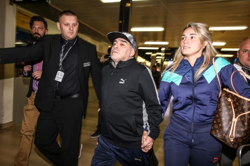 Diego Maradona s djevojkom stigao Zagreb na finale Davis Cupa Diego Maradona s djevojkom stigao Zagreb na finale Davis Cupa