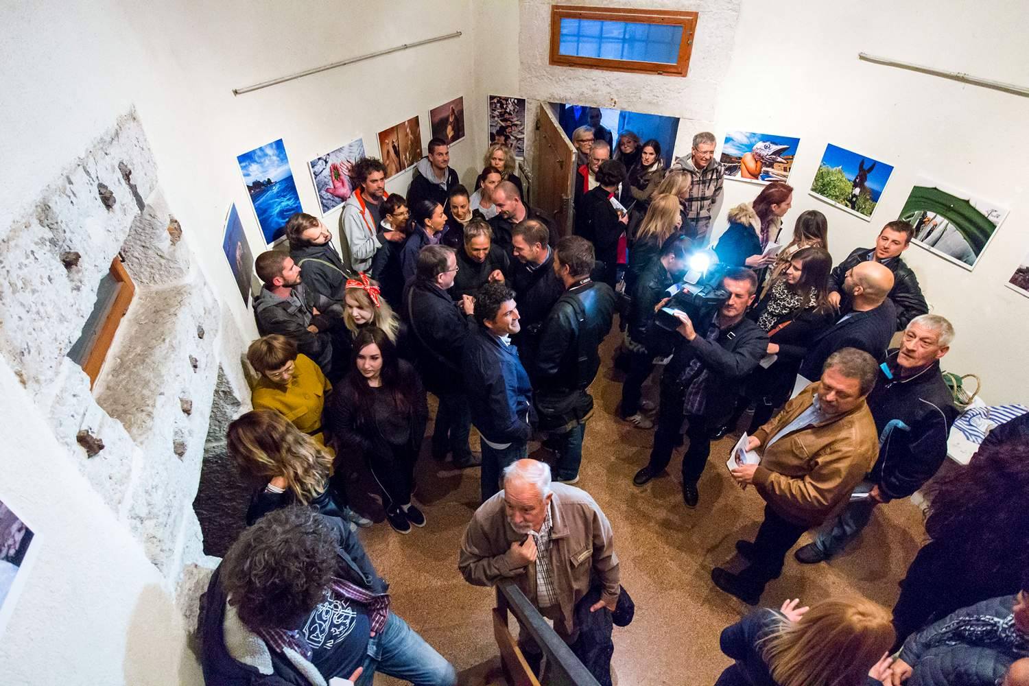 Galerija Kapetanova kula: Svečano otvorenje izložbe “Rastočeno vrime” Stipe Suraća. Foto: Mladen Radolović Mrlja Galerija Kapetanova kula: Svečano otvorenje izložbe “Rastočeno vrime” Stipe Suraća. Foto: Mladen Radolović Mrlja