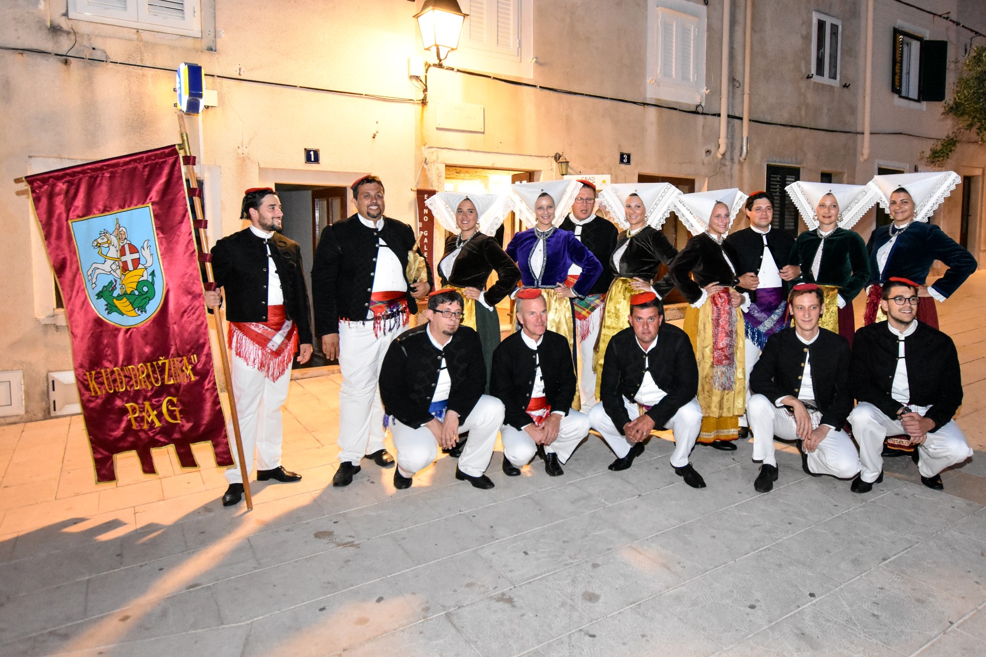 Etno večer s KUD Družina u Pagu Etno večer s KUD Družina u Pagu