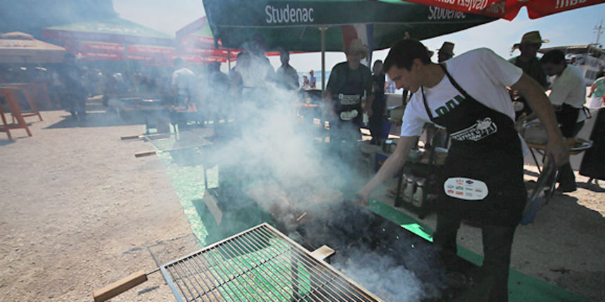 Prvenstvo u roštiljanju na zadarskoj Rivi (foto:Saša Čuka) Prvenstvo u roštiljanju na zadarskoj Rivi (foto:Saša Čuka)