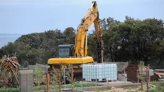 Vir, 060513.
Ministarstvo graditeljstva nastavilo je akciju uklanjanja bespravno sagradjenih objekata na otoku Viru. Danas su u uvali Srpljica rusena tri prizemna objekta i gusterna za vodu, a u narednim danima ce se ukloniti jos sest objekata.
Na fotogra