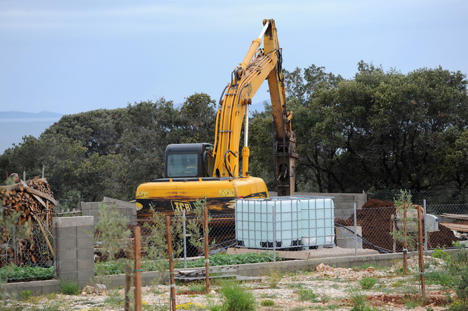 Vir, 060513.
Ministarstvo graditeljstva nastavilo je akciju uklanjanja bespravno sagradjenih objekata na otoku Viru. Danas su u uvali Srpljica rusena tri prizemna objekta i gusterna za vodu, a u narednim danima ce se ukloniti jos sest objekata.
Na fotogra