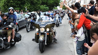 Zadar, 280511.
Odrzana je parada Harley Davidson motora izmedju Zadra i Biograda u kojoj je sudjelovalo vise tisuca motora. Oko 12 sati s Borika u Zadru krenula je kolona Harley Davidsona duga 4 kilometra koja se zaputila u Biograd gdje se odrzavaju dani Zadar, 280511.
Odrzana je parada Harley Davidson motora izmedju Zadra i Biograda u kojoj je sudjelovalo vise tisuca motora. Oko 12 sati s Borika u Zadru krenula je kolona Harley Davidsona duga 4 kilometra koja se zaputila u Biograd gdje se odrzavaju dani