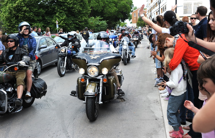 Zadar, 280511.
Odrzana je parada Harley Davidson motora izmedju Zadra i Biograda u kojoj je sudjelovalo vise tisuca motora. Oko 12 sati s Borika u Zadru krenula je kolona Harley Davidsona duga 4 kilometra koja se zaputila u Biograd gdje se odrzavaju dani Zadar, 280511.
Odrzana je parada Harley Davidson motora izmedju Zadra i Biograda u kojoj je sudjelovalo vise tisuca motora. Oko 12 sati s Borika u Zadru krenula je kolona Harley Davidsona duga 4 kilometra koja se zaputila u Biograd gdje se odrzavaju dani