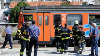Zadar, 100911.
Na zadarskom zeljeznickom kolodvoru danas oko 12 sati zapalio se klima uredjaj u sinobusu. Nitko nije ozljedjen.
Foto: Andrija Lucic / CROPIX Zadar, 100911.
Na zadarskom zeljeznickom kolodvoru danas oko 12 sati zapalio se klima uredjaj u sinobusu. Nitko nije ozljedjen.
Foto: Andrija Lucic / CROPIX
