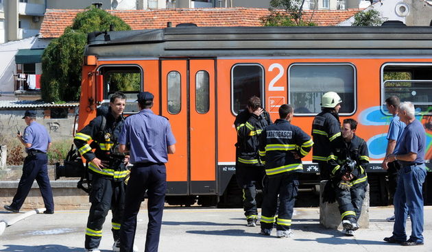 Zadar, 100911.
Na zadarskom zeljeznickom kolodvoru danas oko 12 sati zapalio se klima uredjaj u sinobusu. Nitko nije ozljedjen.
Foto: Andrija Lucic / CROPIX