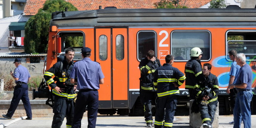 Zadar, 100911.
Na zadarskom zeljeznickom kolodvoru danas oko 12 sati zapalio se klima uredjaj u sinobusu. Nitko nije ozljedjen.
Foto: Andrija Lucic / CROPIX Zadar, 100911.
Na zadarskom zeljeznickom kolodvoru danas oko 12 sati zapalio se klima uredjaj u sinobusu. Nitko nije ozljedjen.
Foto: Andrija Lucic / CROPIX