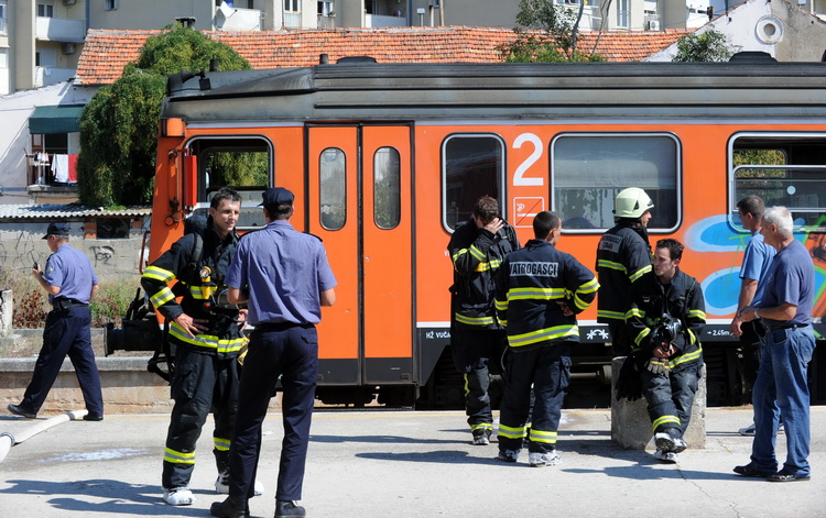 Zadar, 100911.
Na zadarskom zeljeznickom kolodvoru danas oko 12 sati zapalio se klima uredjaj u sinobusu. Nitko nije ozljedjen.
Foto: Andrija Lucic / CROPIX Zadar, 100911.
Na zadarskom zeljeznickom kolodvoru danas oko 12 sati zapalio se klima uredjaj u sinobusu. Nitko nije ozljedjen.
Foto: Andrija Lucic / CROPIX