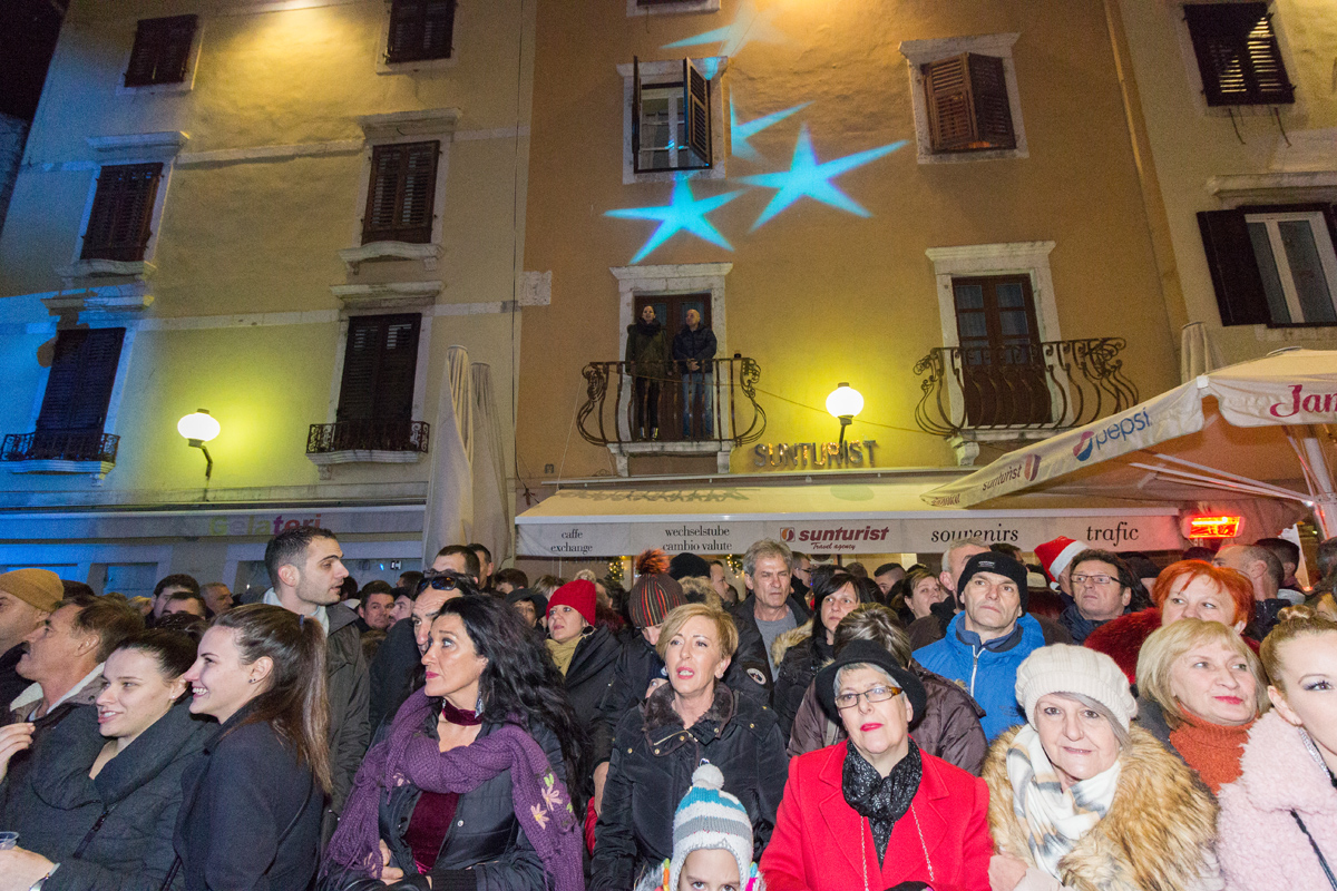Doček 2017: Najluđa noć na zadarskom Poluotoku privukla više tisuća Zadrana i gostiju Doček 2017: Najluđa noć na zadarskom Poluotoku privukla više tisuća Zadrana i gostiju