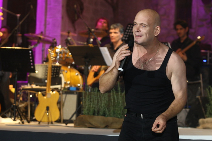 Zadar, 121110.
Dvorana Kresimira Cosica.Festival zabavne glazbe Zadar 2010. Prva vecer.
Na fotografiji : Zoran Jelenkovic u nesluzbenom djelu programa pjevalju pjesme Tomislava Ivcica.
Foto : Vladimir Ivanov / Cropix Zadar, 121110.
Dvorana Kresimira Cosica.Festival zabavne glazbe Zadar 2010. Prva vecer.
Na fotografiji : Zoran Jelenkovic u nesluzbenom djelu programa pjevalju pjesme Tomislava Ivcica.
Foto : Vladimir Ivanov / Cropix