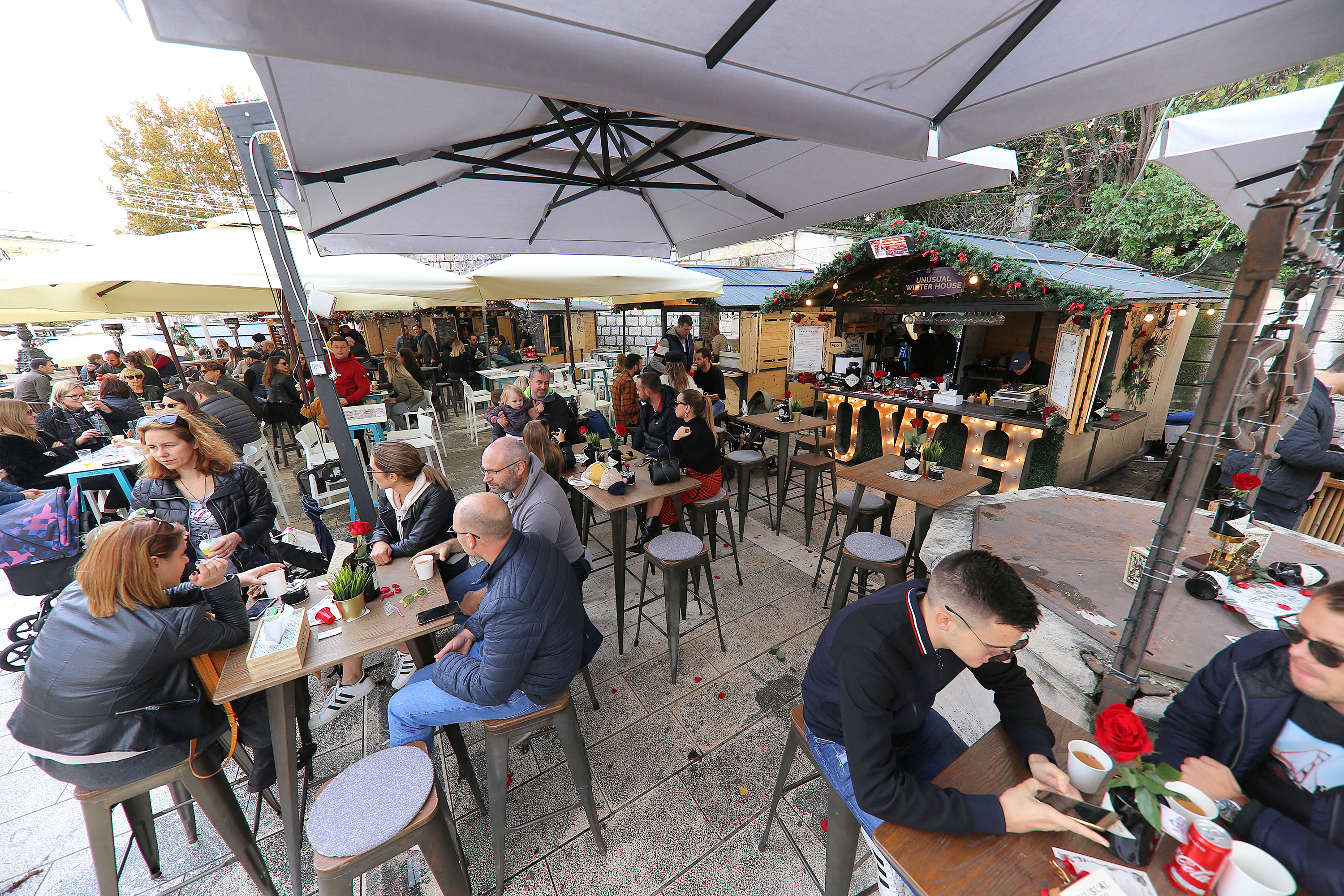 Adventske kućice su otvorile vrata, gastro ponuda je bolja i raznovrsnija nego ikad