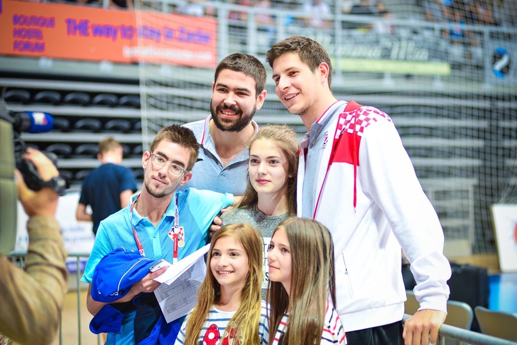 U doista sjajnoj atmosferi koju je stvorilo oko 5000 navijača iz cijele Hrvatske, naši su rukometni reprezentativci remizirali sa Švedskom i to s rezultatom 25-25. Bila je to ‘kaubojima’ pretposljednja pripremna utakmica uoči Olimpijskih igara