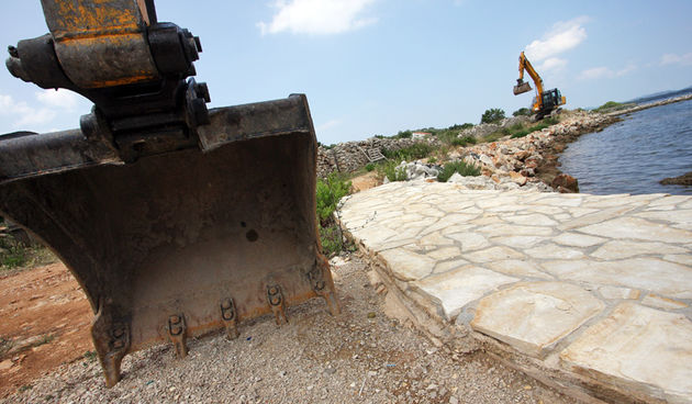 Rusenje mula u Dobropoljani na pasmanu