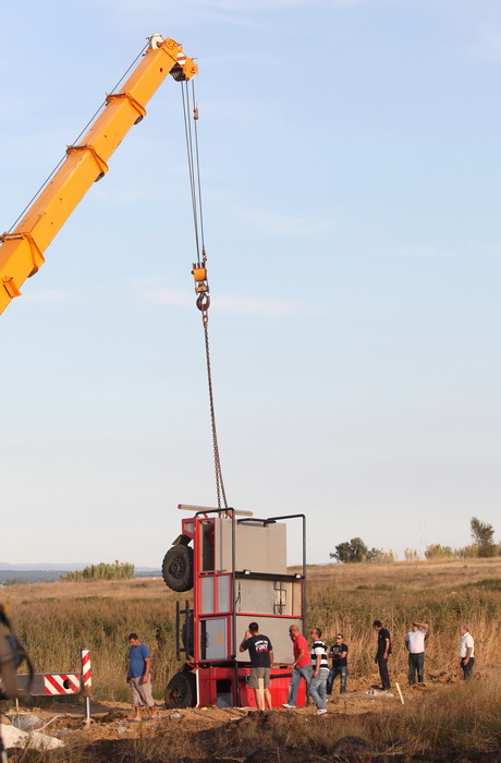 Zadar, 020910.
U 15.05 sati zupanijski Vatrogasno-operativni centar zaprimio je dojavu o pozaru u Sabunikama.
Na teren su upuceni pripadnici DVD-a Privlaka, koji su vatrogasnim vozilom upali u jamu. Vlasnik zemljista iskopao je jamu, a poslije ju je  “zak