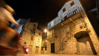 Vis 210812.
Otok Vis jedan je od najudaljenijih hrvatskih otoka koji broji nesto manje od 3 i pol tisuce stanovnika.No u vrijeme turisticke sezone otok postaje omiljena destinacija turistima od kojih je tradicionalno u kolovozu najvise Talijana.Vis ima bo