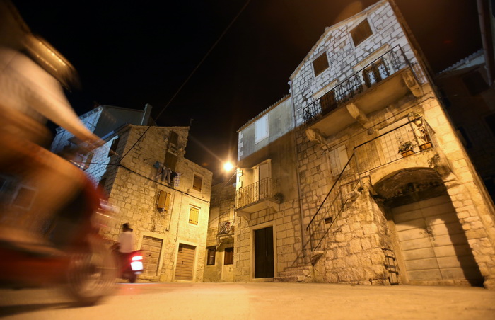 Vis 210812.
Otok Vis jedan je od najudaljenijih hrvatskih otoka koji broji nesto manje od 3 i pol tisuce stanovnika.No u vrijeme turisticke sezone otok postaje omiljena destinacija turistima od kojih je tradicionalno u kolovozu najvise Talijana.Vis ima bo