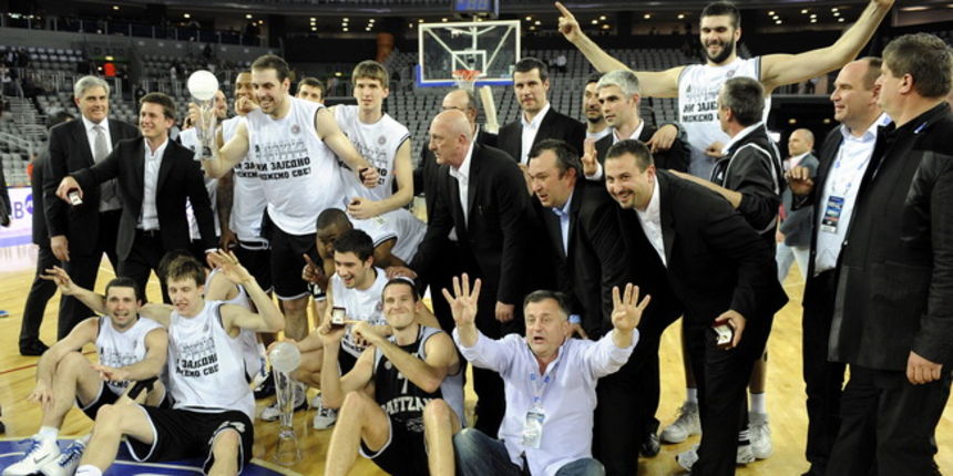 Zagreb, 250410.
Arena Zagreb.
Zavrsnica kosarkaske regionalne lige, finalna utakmica Nlb lige izmedju Cibone i Partizana.
Na slici: Partizan prvak NLB.
Foto: Damir Krajac / CROPIX Zagreb, 250410.
Arena Zagreb.
Zavrsnica kosarkaske regionalne lige, finalna utakmica Nlb lige izmedju Cibone i Partizana.
Na slici: Partizan prvak NLB.
Foto: Damir Krajac / CROPIX