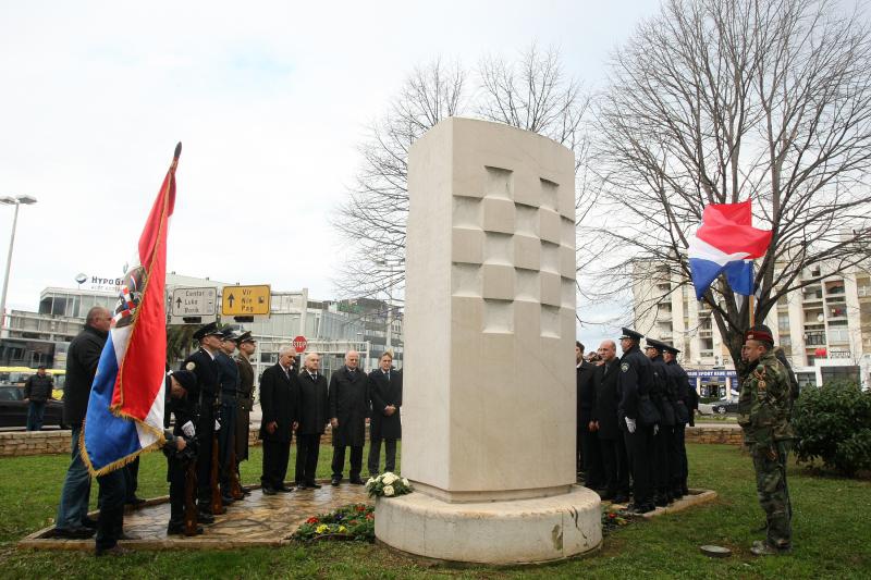 21.01.2014., Zadar – Predsjednik Hrvatskog sabora Josip Leko i ministar branitelja Predrag Matic polozili su vijence u sklopu 21. obljetnice vojno-redarstvene operacije Maslenica ’93. Photo: Dino Stanin/PIXSELL 21.01.2014., Zadar – Predsjednik Hrvatskog sabora Josip Leko i ministar branitelja Predrag Matic polozili su vijence u sklopu 21. obljetnice vojno-redarstvene operacije Maslenica ’93. Photo: Dino Stanin/PIXSELL