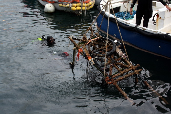 Ronioci kluba Sv. Roko izronili dio starog srušenog mosta u Jazinama, Foto: Mladen Malik