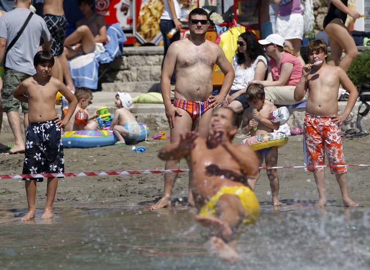 Split, 120611.
Na splitskim Bacvicama odrzano je 7. Prvenstvo svita u piciginu. Naslov pobjednika drugu godinu za redom osvojila je ekipa A1.
Foto: Ante Cizmic / CROPIX Split, 120611.
Na splitskim Bacvicama odrzano je 7. Prvenstvo svita u piciginu. Naslov pobjednika drugu godinu za redom osvojila je ekipa A1.
Foto: Ante Cizmic / CROPIX