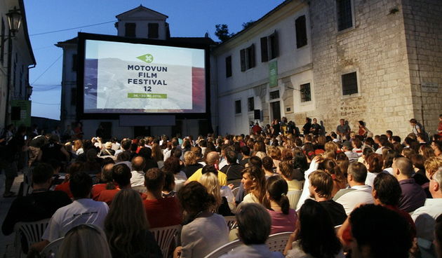 Motovun, 260710.
12. Motovun film festival. 
Festival se odrzava se od 26. do 30. srpnja. 
Tema ovogodisnjeg festivala je korupcija pa je svaki posjetitelj prilikom otvorenja na stolici dobio jednu plavu kovertu, praznu naravno. 
Foto: Nina Djurdjevic / C