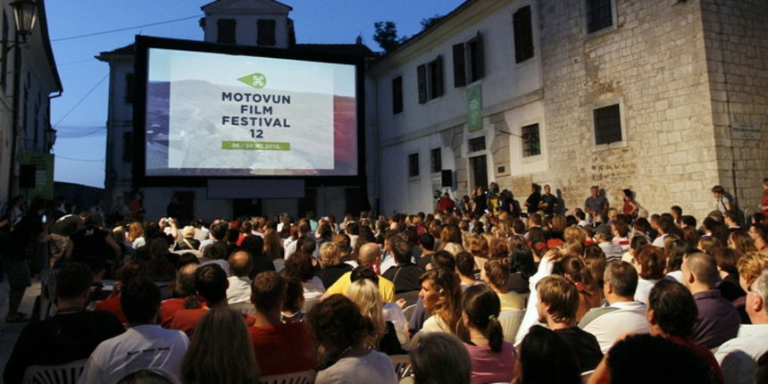 Motovun, 260710.
12. Motovun film festival. 
Festival se odrzava se od 26. do 30. srpnja. 
Tema ovogodisnjeg festivala je korupcija pa je svaki posjetitelj prilikom otvorenja na stolici dobio jednu plavu kovertu, praznu naravno. 
Foto: Nina Djurdjevic / C