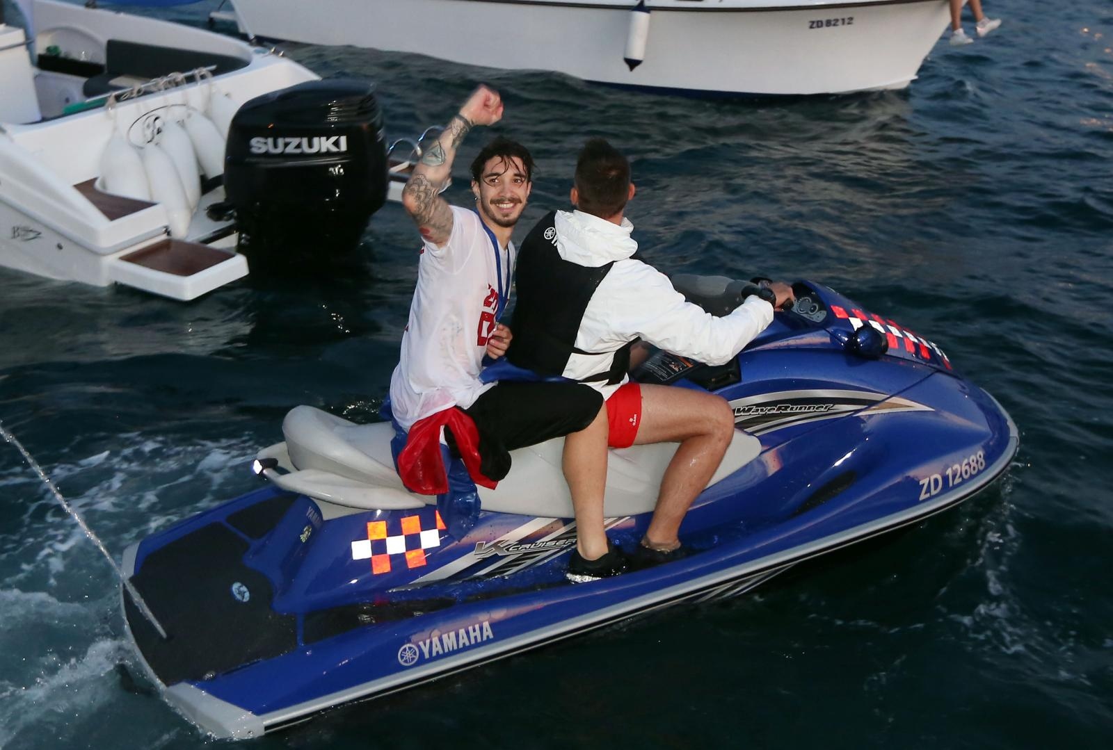 Svečani doček zadarskih Vatrenih: Jedrenjakom Branimir plovili od Gradskog mosta do gata na zadarskoj rivi