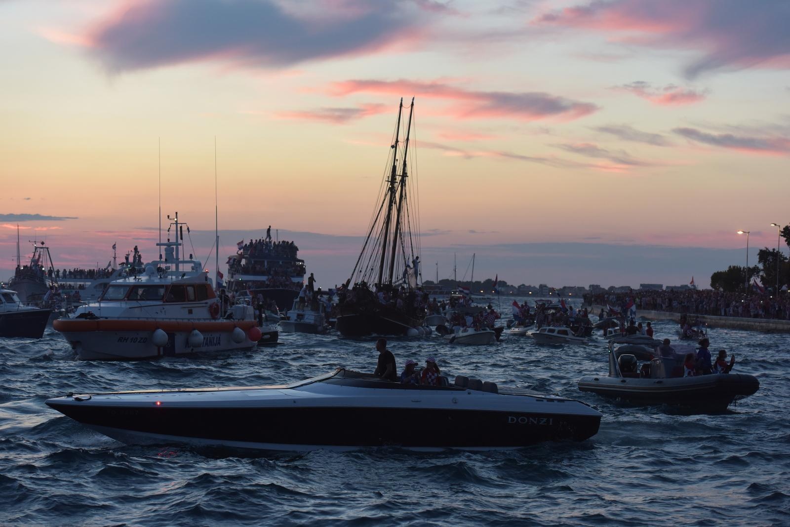 Svečani doček zadarskih Vatrenih: Jedrenjakom Branimir plovili od Gradskog mosta do gata na zadarskoj rivi