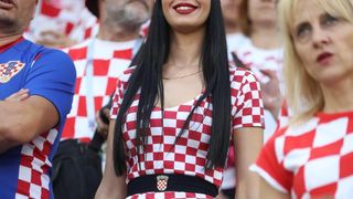 Veseli hrvatski navijači u kockicama ispunili Baltik Arenu u Kalinjingradu Veseli hrvatski navijači u kockicama ispunili Baltik Arenu u Kalinjingradu