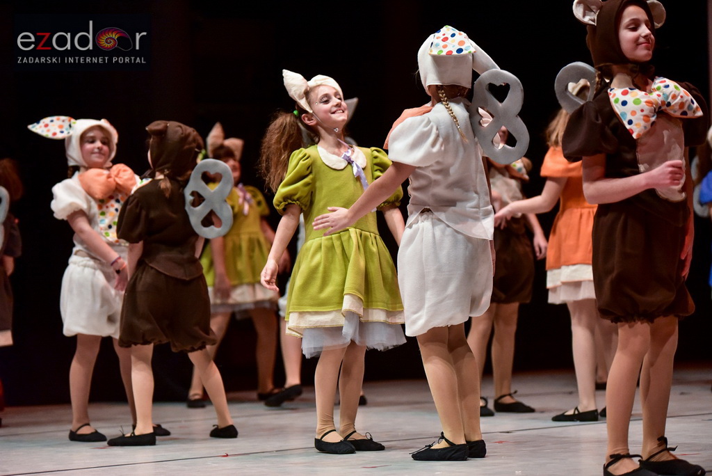 Predstava “Odgojoj” Plesne udruge Gesta u HNK Zadar