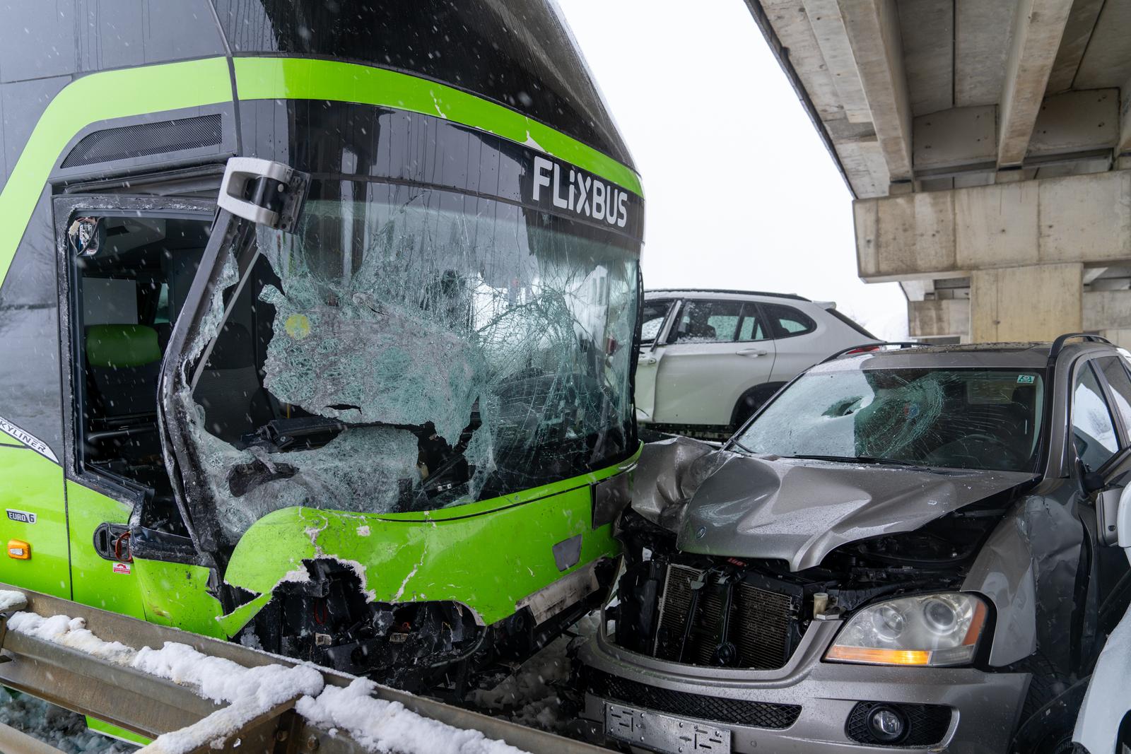 Lančani sudar autobusa i pet automobila kod Gospića