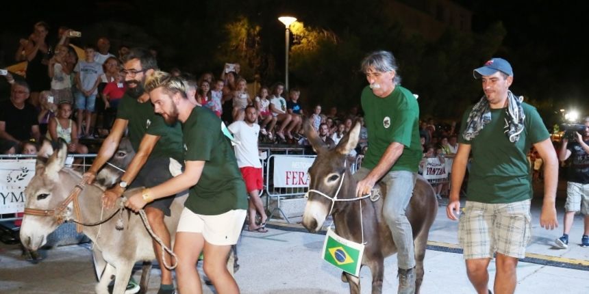 Utrka tovara u Tisnom: usred Dalmacije i na dalmatinskom simbolu pobijedili – Talijani
