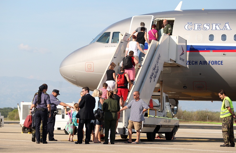 Dan poslije nesrece ceskih turista, Ozlijedjeni Cesi dovezeni su kombijma hitne pomoci iz gospicke bolnice te su ukrcani u avion. Foto: Jure Miskovic / CROPIX Dan poslije nesrece ceskih turista, Ozlijedjeni Cesi dovezeni su kombijma hitne pomoci iz gospicke bolnice te su ukrcani u avion. Foto: Jure Miskovic / CROPIX