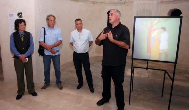 Zadar, 150612.
Veceras je u crkvi Sv. Donata otvorena izlozba naziva Ancient Cinema. Radi se o projektu Henryja Jesioke, a rijec je o reizgradnji antickog rimskog filmskog projektora koji projicira prve anticke filmove.
Na fotografiji Henry Josioke (lijev