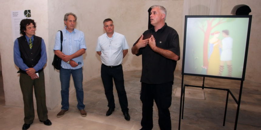 Zadar, 150612.
Veceras je u crkvi Sv. Donata otvorena izlozba naziva Ancient Cinema. Radi se o projektu Henryja Jesioke, a rijec je o reizgradnji antickog rimskog filmskog projektora koji projicira prve anticke filmove.
Na fotografiji Henry Josioke (lijev Zadar, 150612.
Veceras je u crkvi Sv. Donata otvorena izlozba naziva Ancient Cinema. Radi se o projektu Henryja Jesioke, a rijec je o reizgradnji antickog rimskog filmskog projektora koji projicira prve anticke filmove.
Na fotografiji Henry Josioke (lijev
