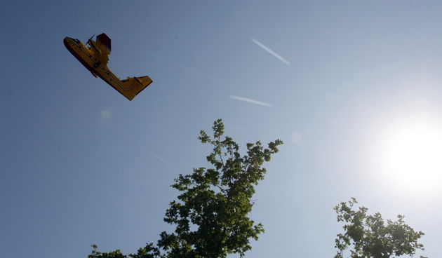 Visocane, 080811.
VOC Zadar zaprimio je danas nesto iza 13 sati dojavu o pozaru otvorenog prostora kod mjesta Visocane. Gori hrastova suma. U gasenju sudjeluju JVP Zadar i DVD Pljusak s 20 vatrogasaca i 5 vatrogasnih vozila, a ocekuje se i dolazak vatroga