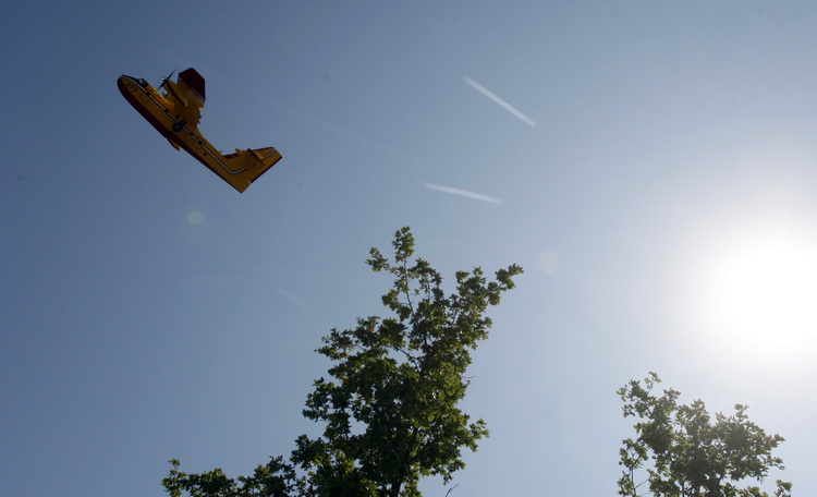 Visocane, 080811.
VOC Zadar zaprimio je danas nesto iza 13 sati dojavu o pozaru otvorenog prostora kod mjesta Visocane. Gori hrastova suma. U gasenju sudjeluju JVP Zadar i DVD Pljusak s 20 vatrogasaca i 5 vatrogasnih vozila, a ocekuje se i dolazak vatroga
