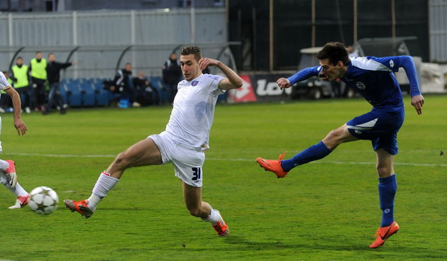 Zadar, 170313Stadion Stanovi. 24. kolo MaxTV Prva Liga. NK Zadar – NK Hajduk.Na fotografiji: detalj s utakmice; Banovic (plavi) zabija za 1:0 Zadra.Foto: Luka Gerlanc / CROPIX
