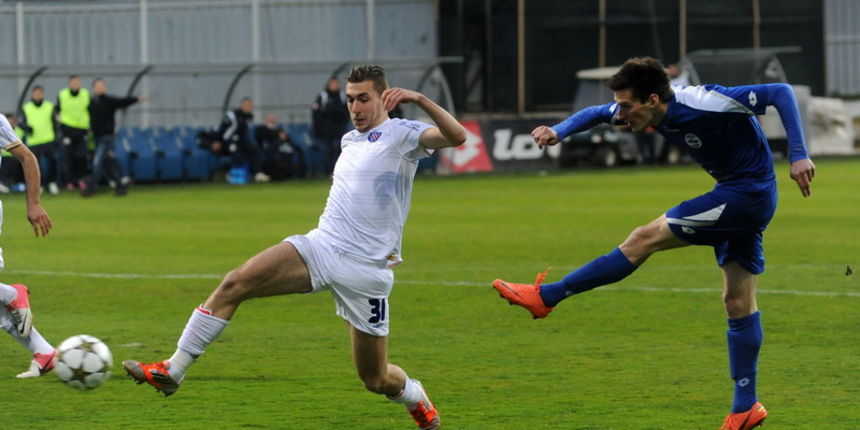 Zadar, 170313Stadion Stanovi. 24. kolo MaxTV Prva Liga. NK Zadar – NK Hajduk.Na fotografiji: detalj s utakmice; Banovic (plavi) zabija za 1:0 Zadra.Foto: Luka Gerlanc / CROPIX Zadar, 170313Stadion Stanovi. 24. kolo MaxTV Prva Liga. NK Zadar – NK Hajduk.Na fotografiji: detalj s utakmice; Banovic (plavi) zabija za 1:0 Zadra.Foto: Luka Gerlanc / CROPIX