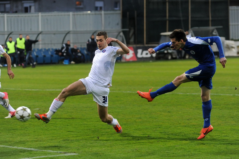 Zadar, 170313Stadion Stanovi. 24. kolo MaxTV Prva Liga. NK Zadar – NK Hajduk.Na fotografiji: detalj s utakmice; Banovic (plavi) zabija za 1:0 Zadra.Foto: Luka Gerlanc / CROPIX Zadar, 170313Stadion Stanovi. 24. kolo MaxTV Prva Liga. NK Zadar – NK Hajduk.Na fotografiji: detalj s utakmice; Banovic (plavi) zabija za 1:0 Zadra.Foto: Luka Gerlanc / CROPIX